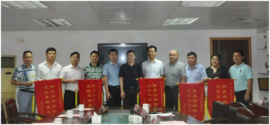 參加捐贈儀式的企業(yè)代表合影留念
