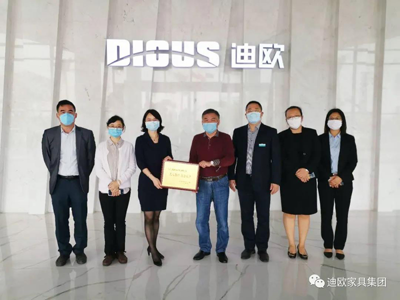 江門市江海區(qū)衛(wèi)生健康局局長(zhǎng)唐春女士、副局長(zhǎng)楊家慧女士一行為廣東迪歐家具實(shí)業(yè)有限公司頒發(fā)捐款證書