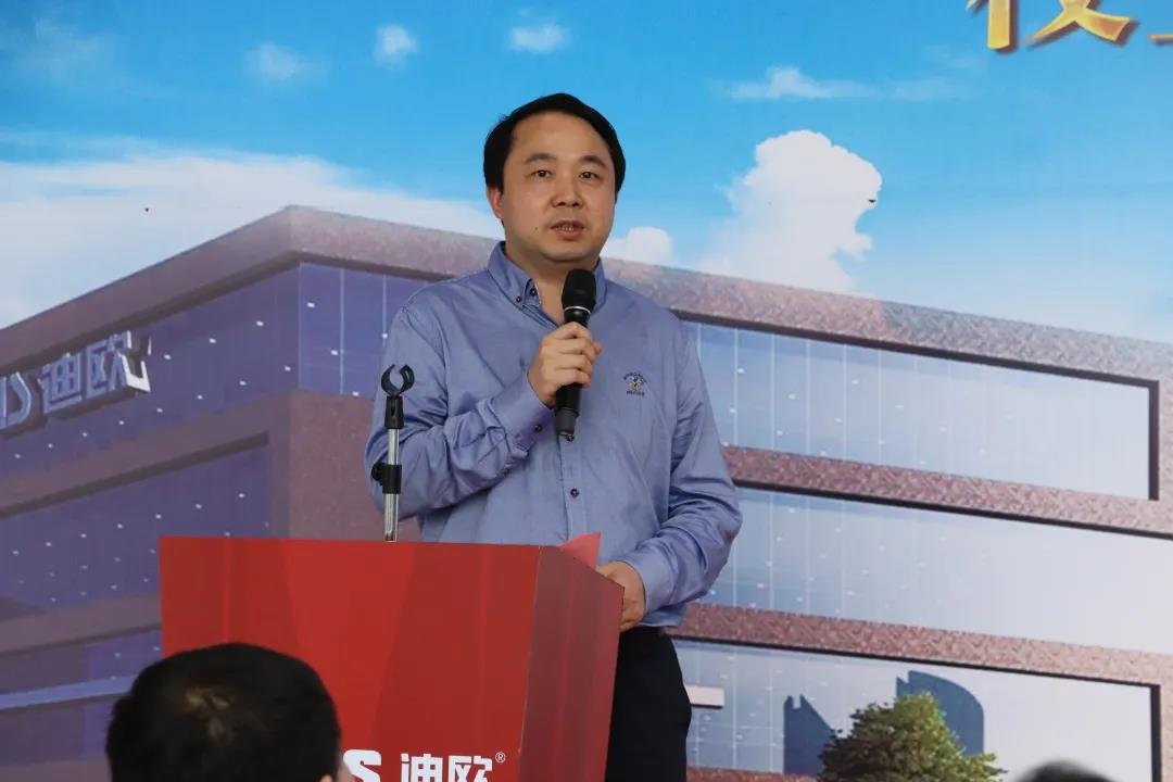 南京林業(yè)大學(xué)家居與工業(yè)設(shè)計學(xué)院院長徐偉教授致辭