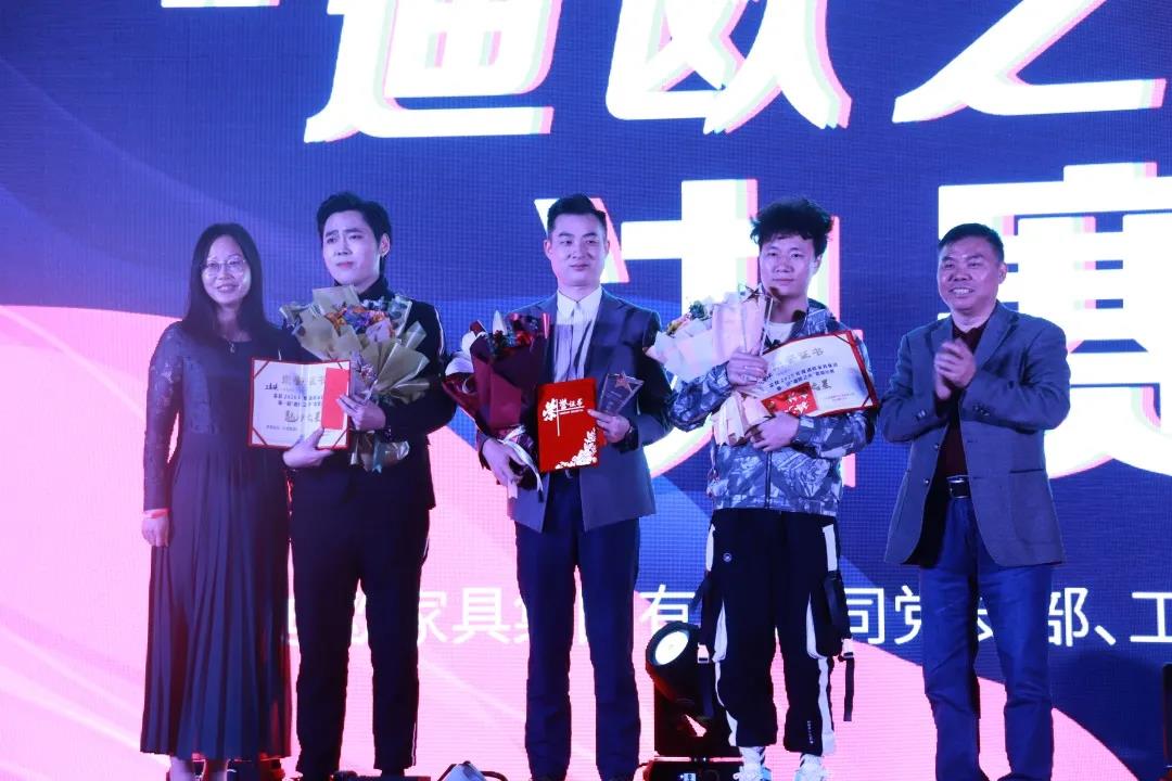 彭曉霞副總裁（左一）與黃云林副總裁（右一）為“魅力之星”選手頒獎