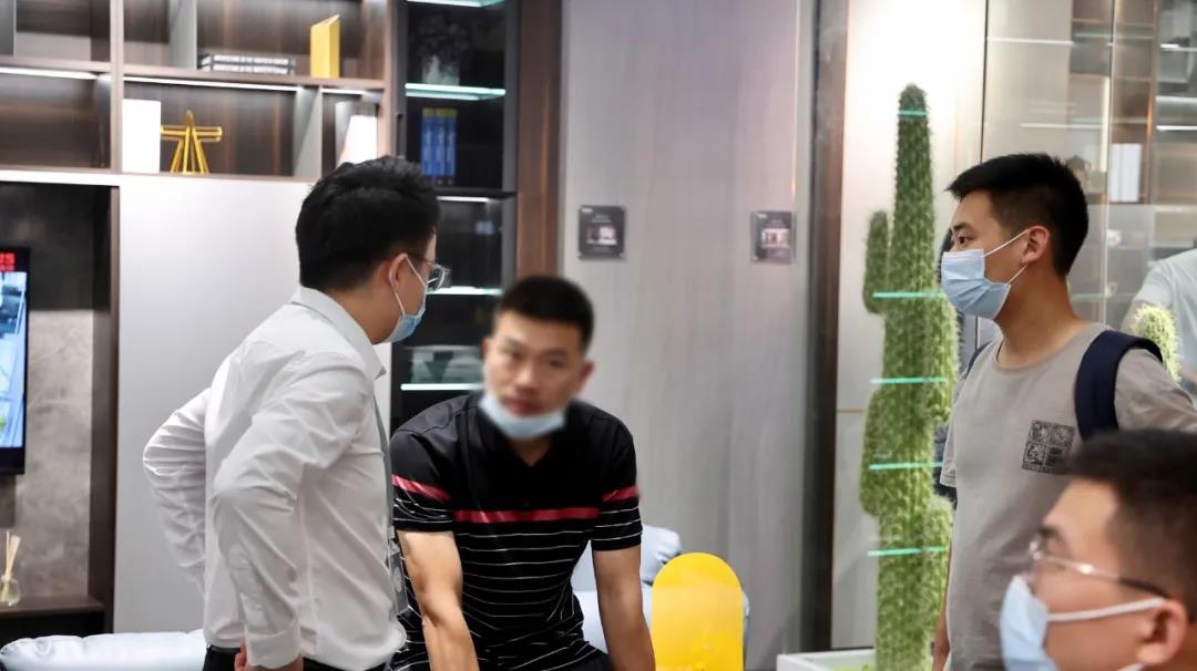 館內(nèi)人氣持續(xù)不斷升溫，觀展客商前來迪歐展館咨詢、洽談
