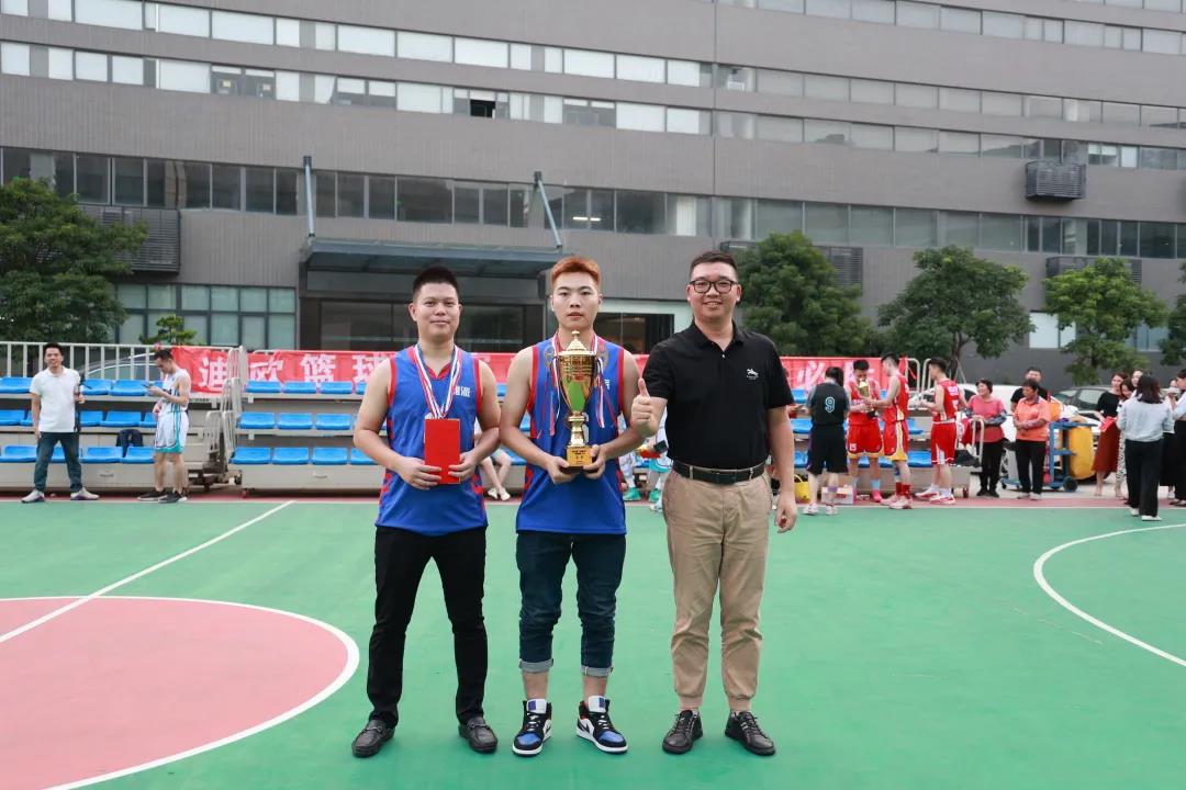 圖丨集團人力資源總監(jiān)陳紅勝為男子組季軍隊伍雅派一隊頒獎